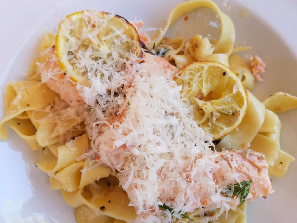 Lemon Pasta with Broiled Salmon and Charred Lemon|eatentions